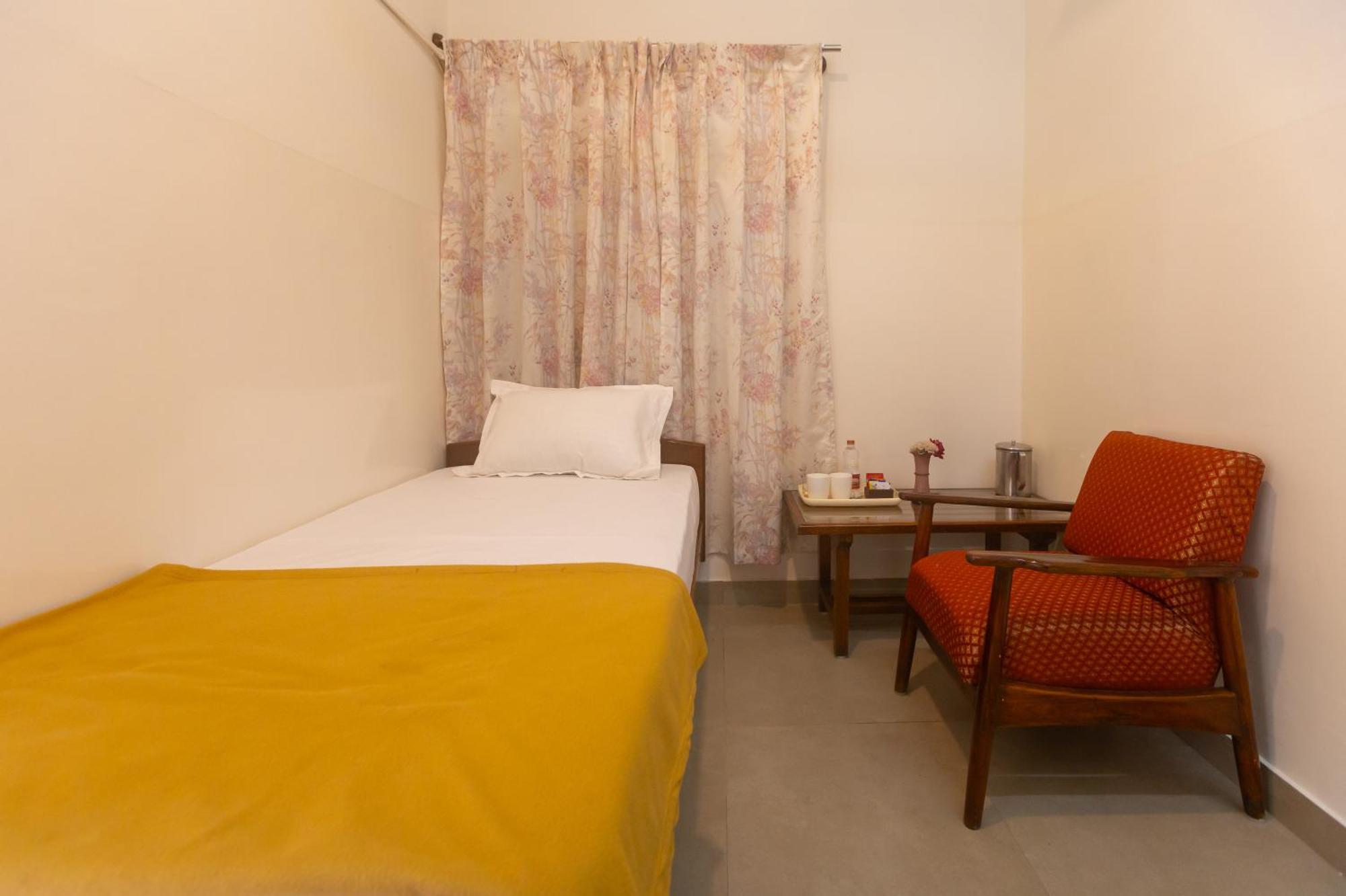 Sri Ramakrishna Hotel Bangalore Bagian luar foto