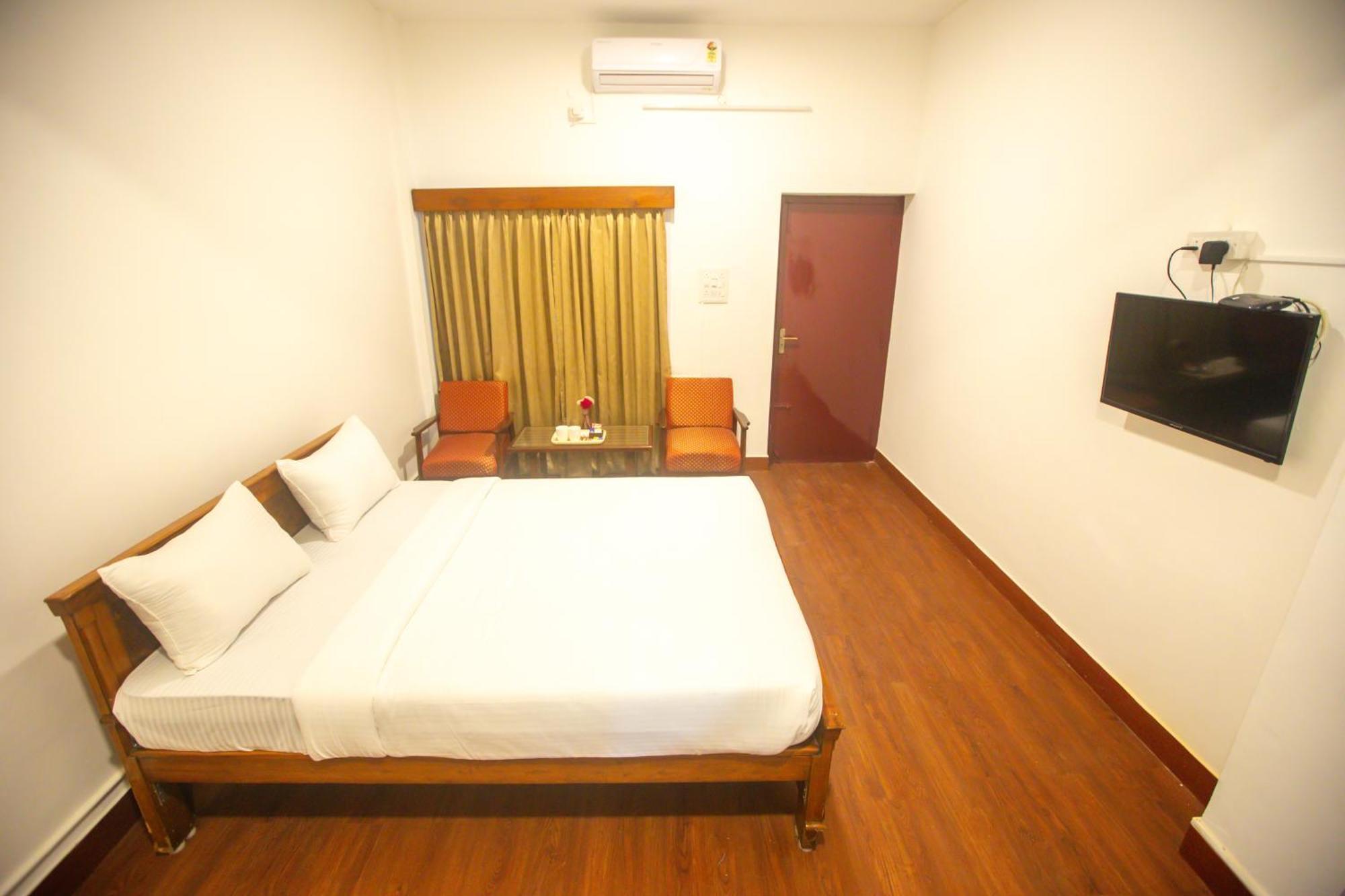 Sri Ramakrishna Hotel Bangalore Bagian luar foto