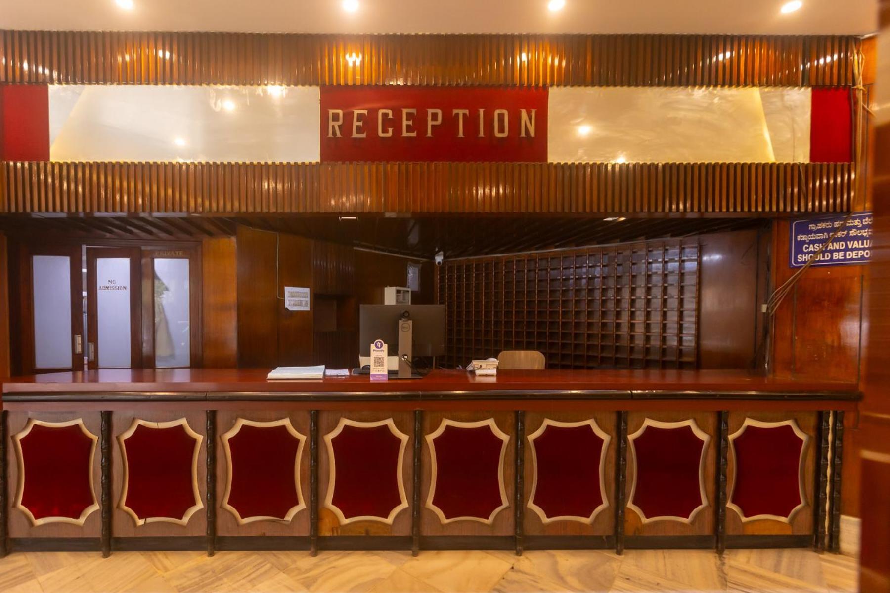 Sri Ramakrishna Hotel Bangalore Bagian luar foto