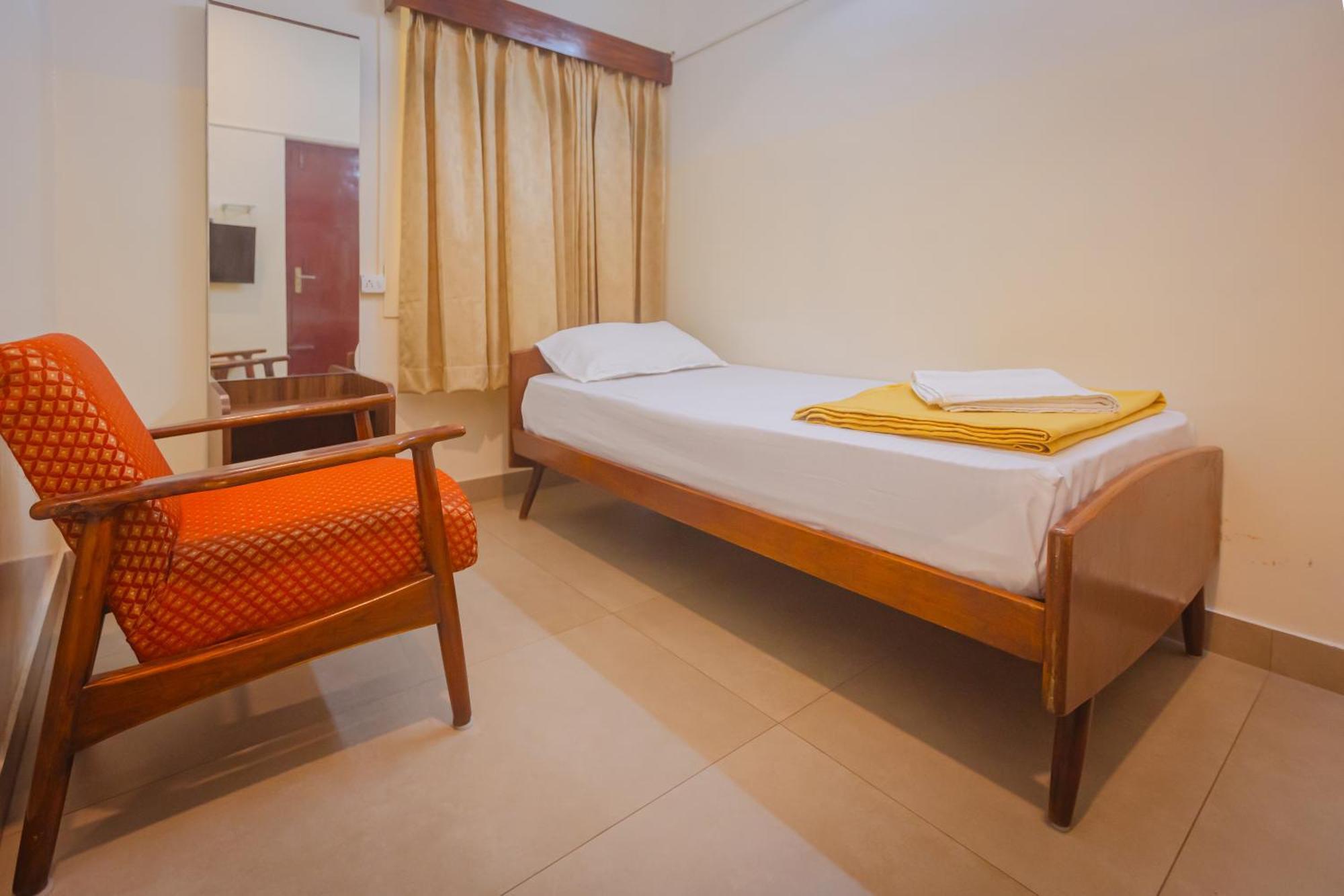 Sri Ramakrishna Hotel Bangalore Bagian luar foto