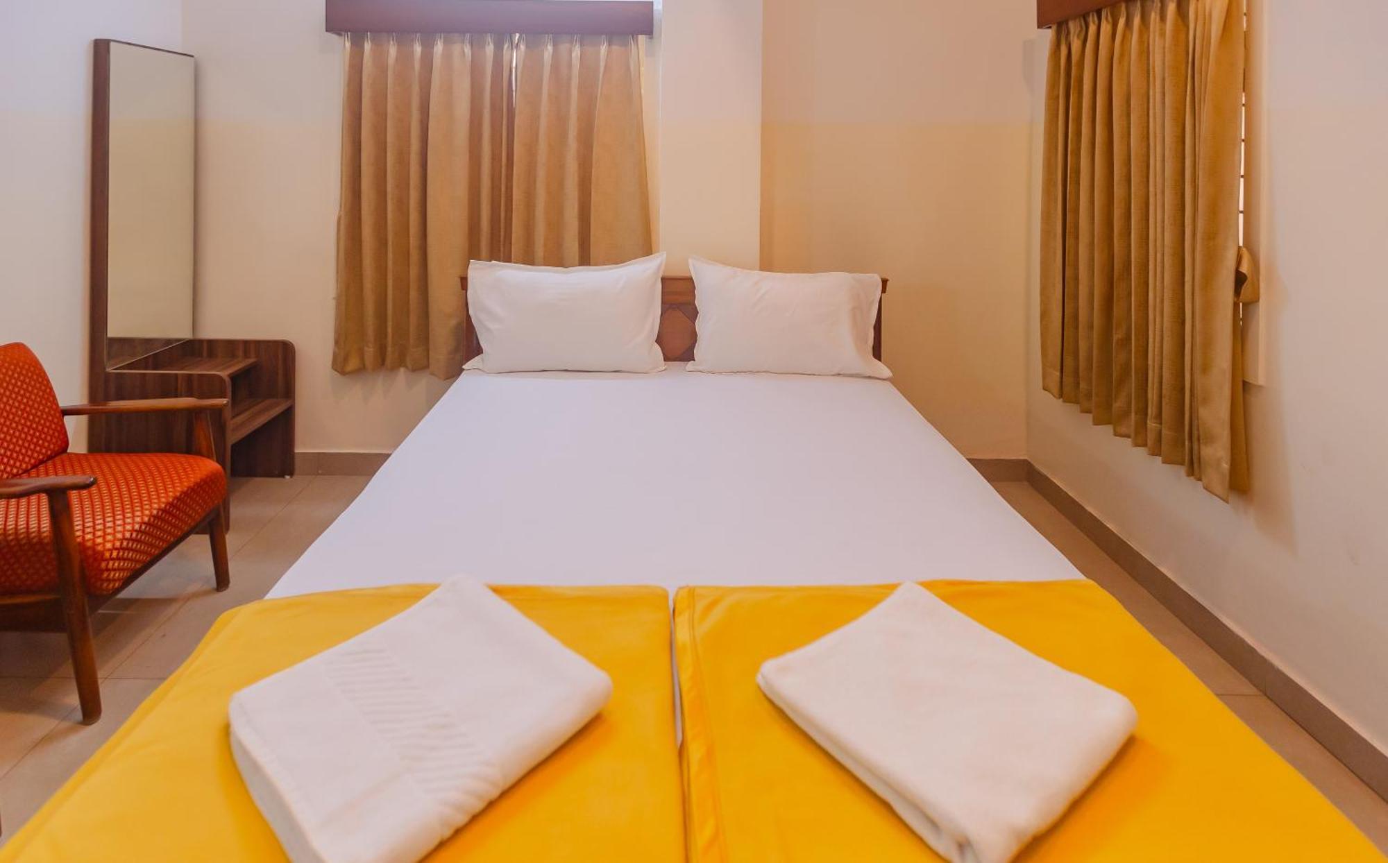 Sri Ramakrishna Hotel Bangalore Bagian luar foto