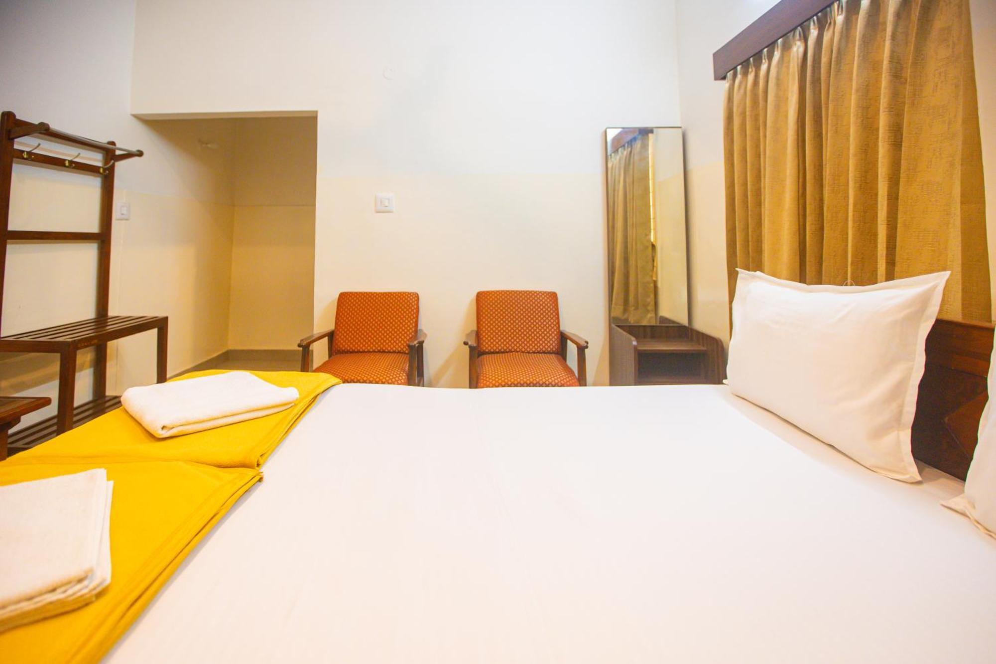 Sri Ramakrishna Hotel Bangalore Bagian luar foto