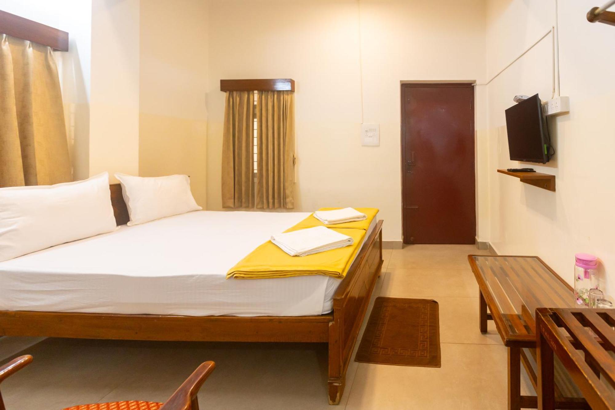 Sri Ramakrishna Hotel Bangalore Bagian luar foto
