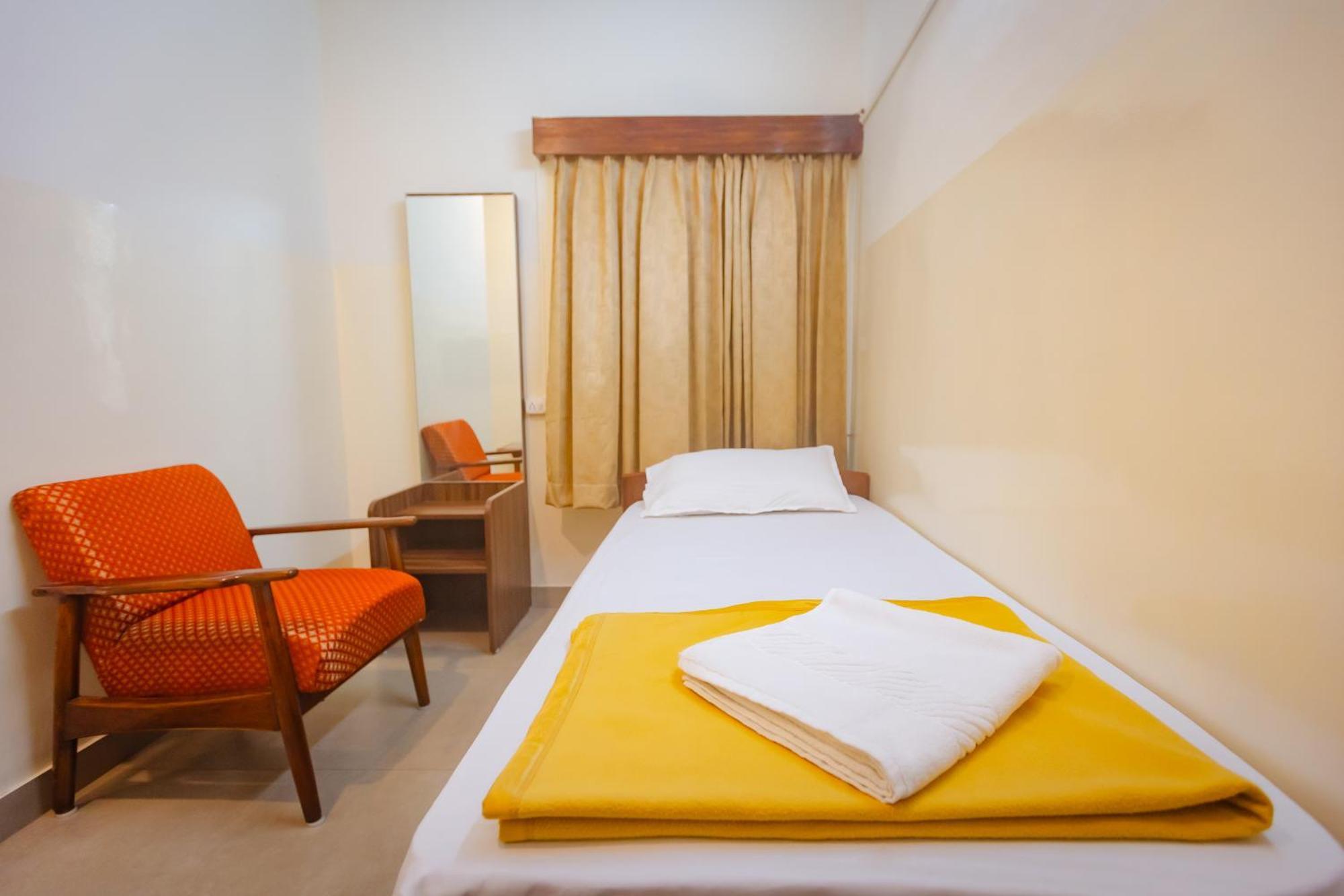 Sri Ramakrishna Hotel Bangalore Bagian luar foto